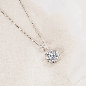 Elegant S925 sterling silver snowflake pendant necklace with sparkling zircon stones