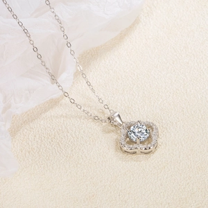 Eleganter S925 Sterling Silber Kleeblatt Anhänger Halskette mit glänzendem Moissanit