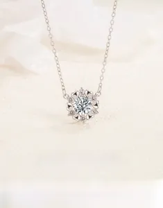 Gros plan du pendentif Gardien du Cœur en argent S925 avec moissanite sur fond textile