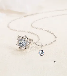 Gros plan du collier en moissanite avec numéro de série gravé au laser sur le rondiste