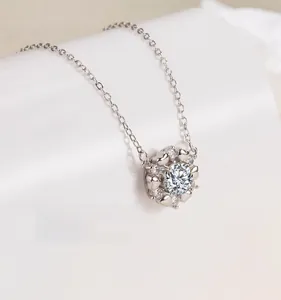 Gros plan d'un collier avec pendentif cœur en argent S925 serti d'une moissanite