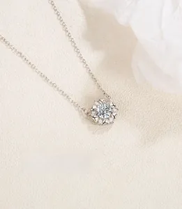 Gros plan du collier coeur en argent S925 avec pendentif fleur en moissanite brillant