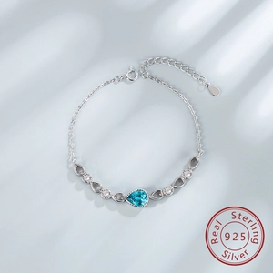 Détail macro du bracelet en argent 925 avec pierre bleue goutte et fermoir à ressort