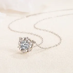 Collier tournesol en argent S925 avec pétales de coeur et pendentif en moissanite