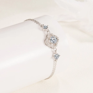 Elegant S925 sterling silver four-leaf clover bracelet with sparkling moissanite stones