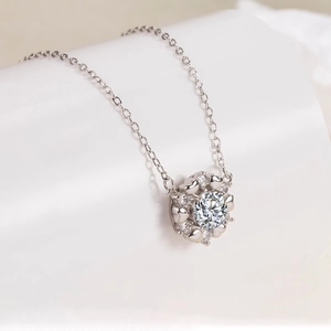 Collier en argent sterling S925 avec pendentif moissanite en forme de cœur sur fond blanc