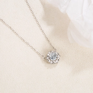 Collier avec pendentif cœur en argent S925 et moissanite avec détail floral étincelant
