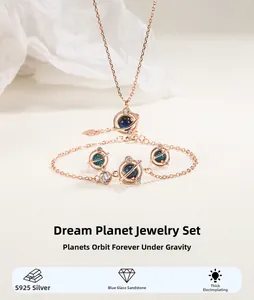 Détail du coffret planète en argent S925 avec grès bleu et cristaux blancs brillants