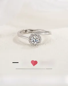 Gros plan de la bague fleur en argent S925 avec zircons et anneau ajustable