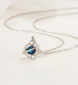 Detailansicht der S925 Silber Planetenkette mit blauem Sandstein und Zirkonia
