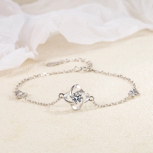Bracelet trèfle élégant en argent sterling S925 avec une pierre précieuse centrale