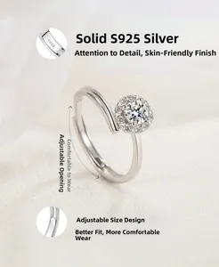 Détail macro de la bague en argent S925 montrant l'anneau réglable et le poinçon gravé