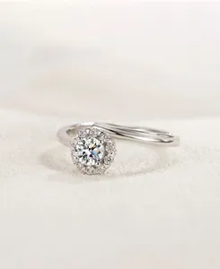 Vue macro de la bague en argent S925 avec zircon en forme de fleur et anneau torsadé