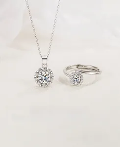 Vue macro d'un ensemble de bijoux fleur en argent S925 avec des pierres de zircon brillantes