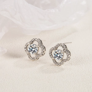 Elegant S925 sterling silver four-leaf clover stud earrings with sparkling moissanite stones