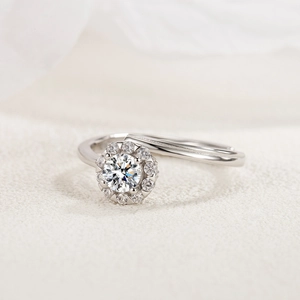 Bague en argent sterling S925 avec un zircon central rond et un design halo ajustable
