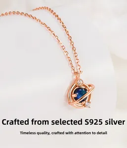 Detail der roségoldenen S925 Silberkette mit blauem Sternenplanet-Anhänger und Zirkonia