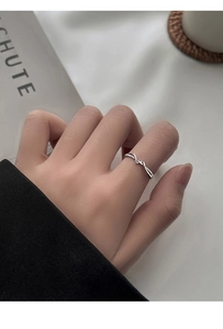 Dettaglio dell'anello minimalista in argento sterling S925 intrecciato sull'indice