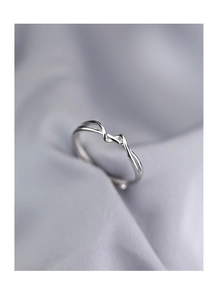 Vista macro dell'anello in argento sterling s925 con doppio nodo e finitura lucida