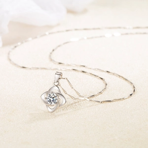 Classic S925 sterling silver four-leaf clover necklace with sparkling zircon pendant