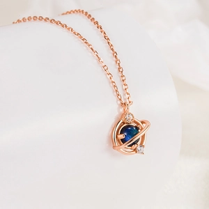 Halskette aus S925 Silber mit blauem Sternenplaneten und roségoldenem Saturn-Anhänger