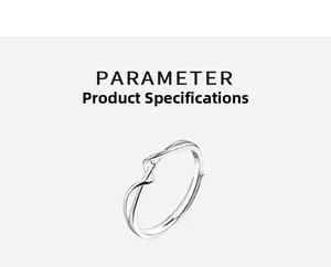 Dettaglio macro dell'anello minimalista in argento S925 con design a onde e marchio