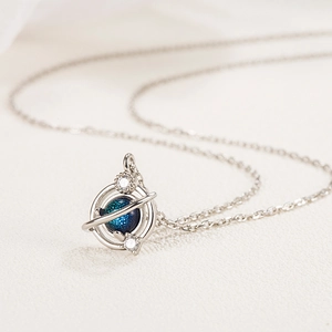 S925 Sterlingsilber Kette mit tiefblauem Glitzer-Planetenanhänger und funkelndem Orbit
