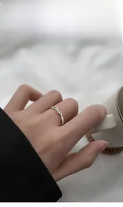 Modella che indossa un anello d'argento s925 a doppio strato intrecciato in stile lifestyle