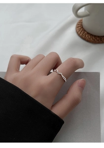 Dettaglio dell'anello in argento s925 al dito con un design minimalista a linee geometriche
