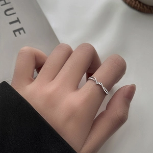 Anello s925 in argento a doppia linea con nodo incrociato e design geometrico aperto