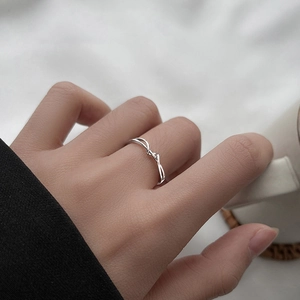 Anello in argento s925 ritorto, design geometrico minimalista, fascia aperta elegante