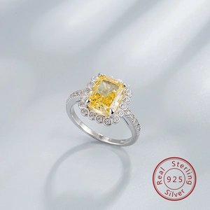 Dettaglio dell'anello in argento 925 con diamante al carbonio giallo rettangolare con set a halo