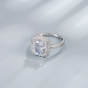 Anello di lusso in argento S925 con diamante taglio smeraldo e incastonatura halo