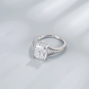 Anillo de plata esterlina S925 con un gran diamante de talla esmeralda flor de hielo