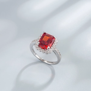 Anello in argento S925 con gemma rossa rettangolare e diamanti incastonati a pavé