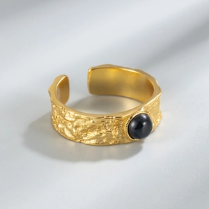 Adjustable 925 silver ring with golden hammered texture and black agate bead