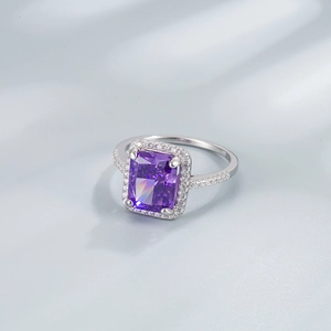 Bague élégante en argent 925 avec pierre violette taille glace et entourage de diamants