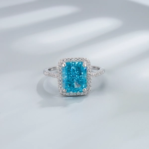Bague élégante en argent 925 avec gros diamant carbone bleu taille glace et serti halo chic