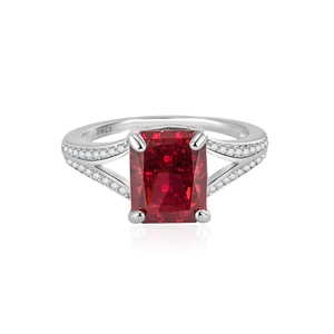 Anillo de plata S925 con rubí rojo de corte esmeralda y detalles de micropavé diamante