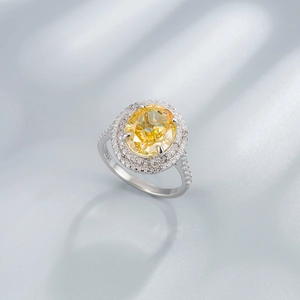 Bague en argent S925 avec pierre jaune ovale et double halo de diamants brillants