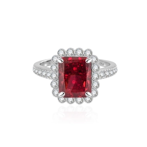 Anello di lusso in argento S925 con grande rubino rettangolare e contorno di diamanti