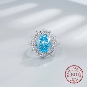 Makroaufnahme von 925 Sterling Silber Ring mit blauem Saphir und kleinen Seitendiamanten