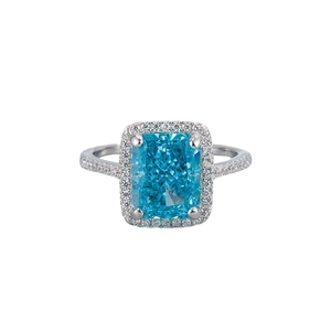 Bague en argent S925 avec grand diamant bleu coupe glace et entourage de zircons