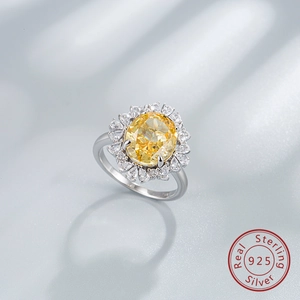 Vue macro d'une bague en argent 925 avec pierre ovale jaune et détails en zircon brillant