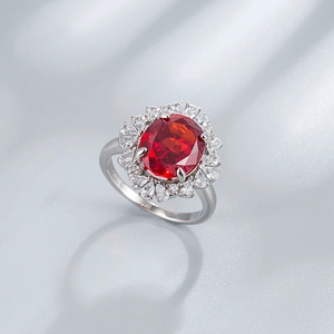 Bague en argent 925 avec diamant rouge ovale 10*12mm et halo de pierres poires