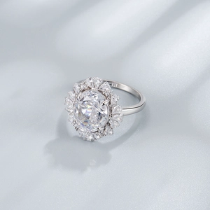 Bague en argent 925 avec diamant carbone ovale 10x12mm sur fond de soie gris luxueux