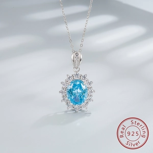 Detailansicht der S925 Silberkette mit ovalem blauem Saphir-Anhänger und Glanz