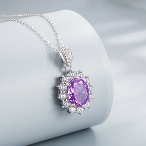 S925 Silberhalskette mit großem ovalem lila Edelstein und Halo-Diamant-Einfassung