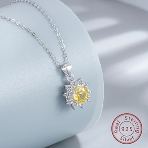Détail du pendentif tournesol en argent 925 avec pierre jaune de 6mm taillée