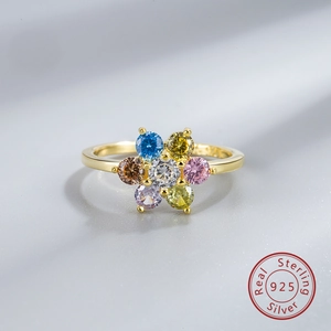 Gedetailleerde macro-opname van S925 vergulde zilveren ring met regenboog zirkoon bloem